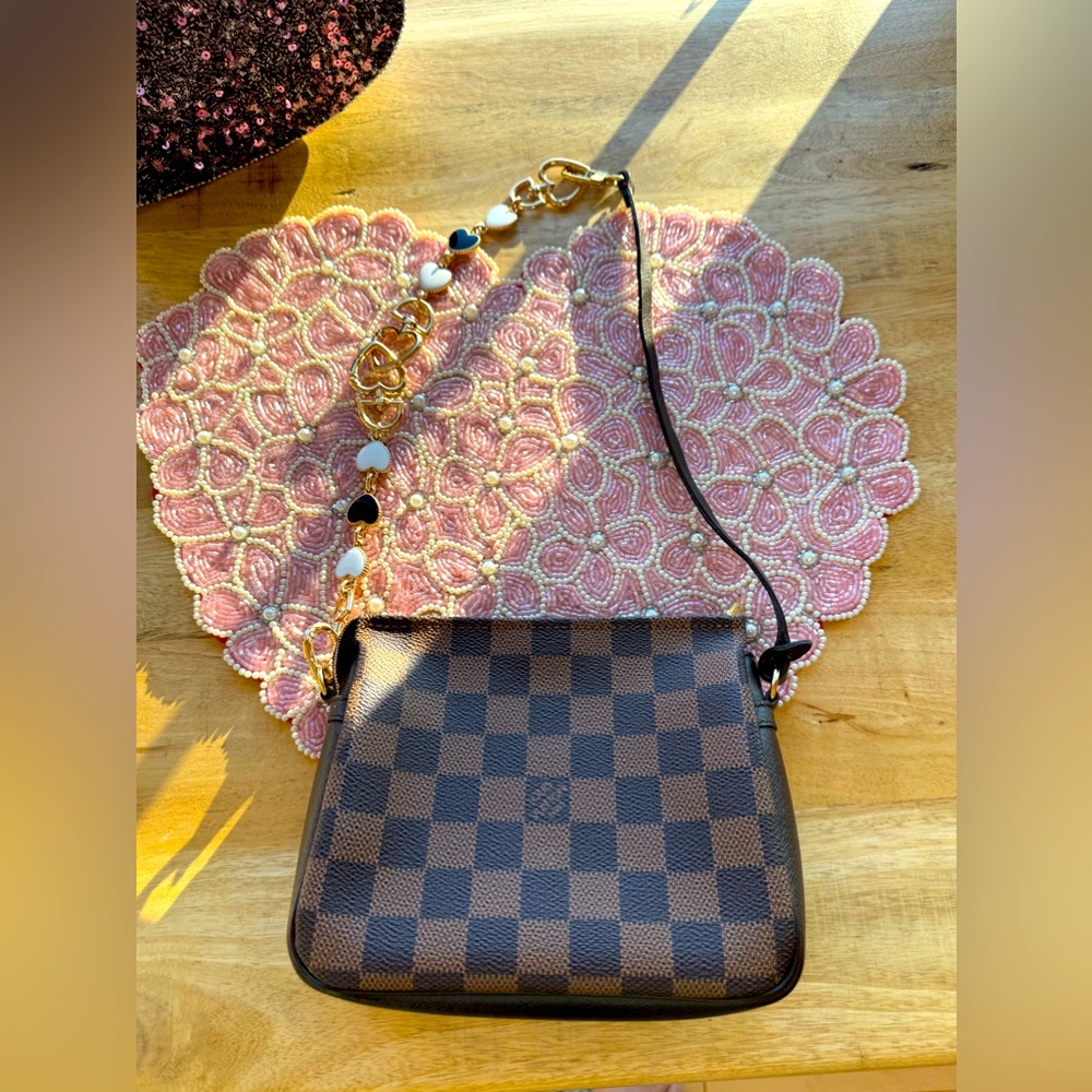 LV Damier Ebene Mini Pochette EXCELLENT red interior